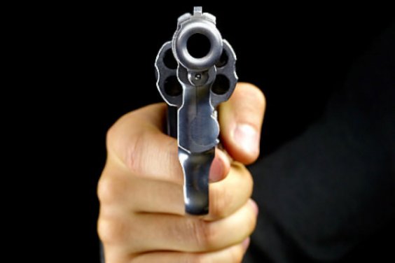 Amenazó con un revolver a otro conductor tras protagonizar un choque