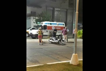 Por patear a un agente de tránsito se cayó de la moto y provocó lesiones a su pequeña hija