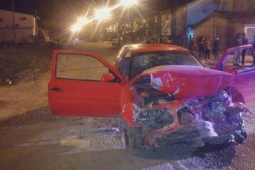 Derraparon y chocaron una camioneta estacionada