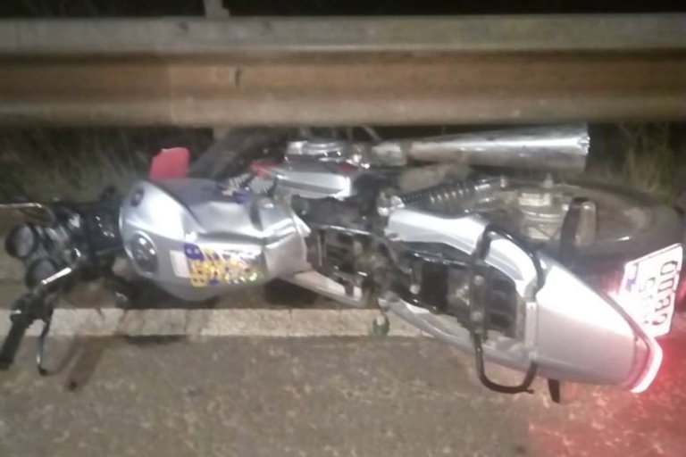 Un joven en gravísimo estado al chocar con su moto el guardrail del Puente Alvear