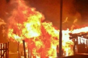 Un herido de arma de fuego y una vivienda incendiada en una pelea de vecinos