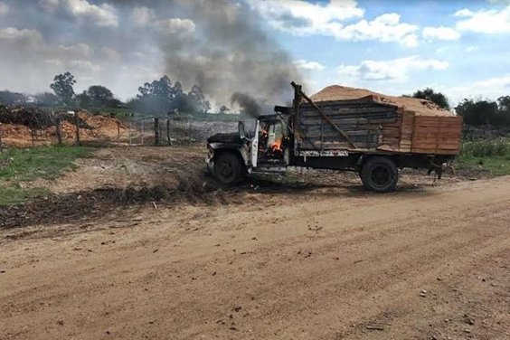 Iban a tirar aserrín y se les prendió fuego el camión