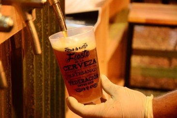 Por qué servir la cerveza con espuma es lo correcto