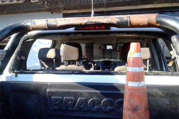 Una intervención policial terminó en una bataola con heridos y un patrullero roto