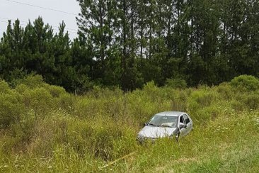 Una familia de turistas despistó con su automóvil en la autovía 14