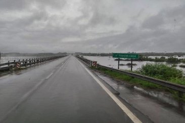 Recomiendan no navegar por los arroyos desbordados