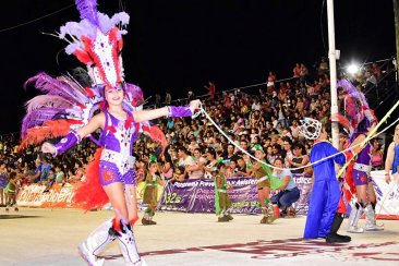 Los Pequeños Duendes colmaron de alegría y samba el Corsódromo