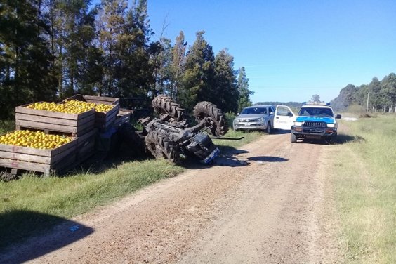 Un joven resultó fracturado tras volcar el tractor que conducía