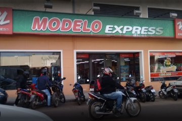 Amenazó con disparar y se llevó tres latas de cerveza de un supermercado
