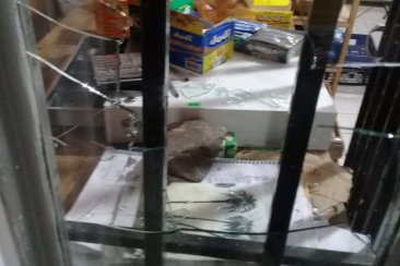 Malvivientes rompieron la vidriera de un local comercial para ingresar a robar