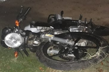 Fue traslado de urgencia a Concordia tras impactar su moto contra un árbol