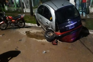 Conducía en estado de ebriedad y terminó chocando a otros vehículos estacionados