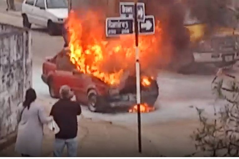 VIDEO: Un auto fue consumido totalmente por las llamas