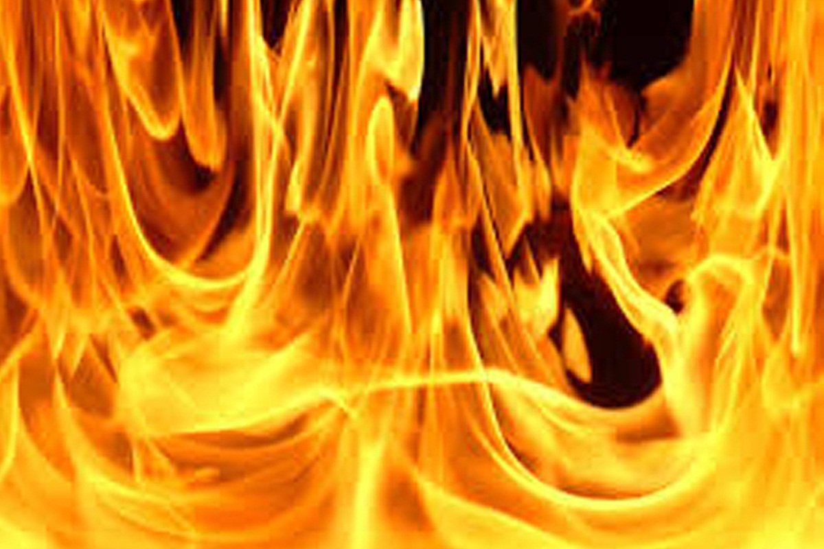 El detenido estaba prendiendo fuego el muro perimetral de la vivienda.