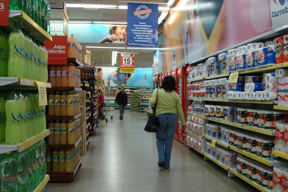 Las primeras reacciones de precios en los supermercados locales tras lo anuncios de Caputo