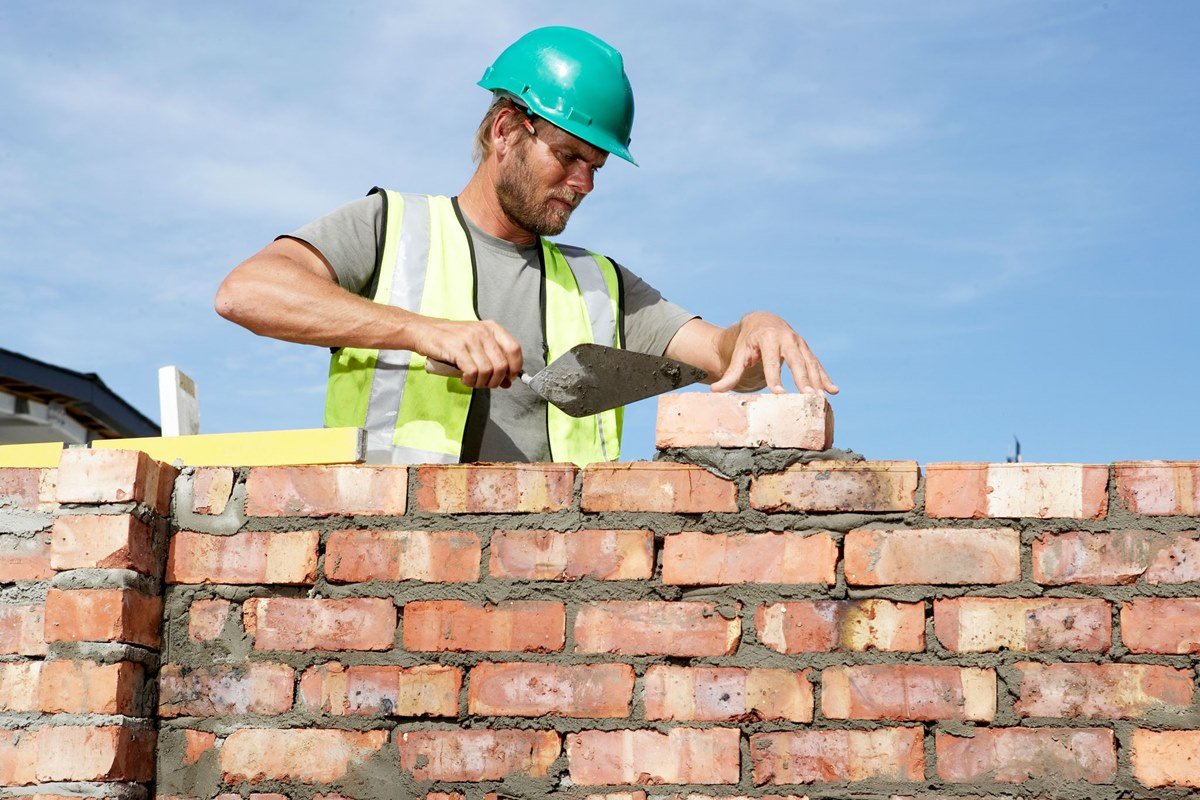 Uno de los cursos es sobre albañilería.