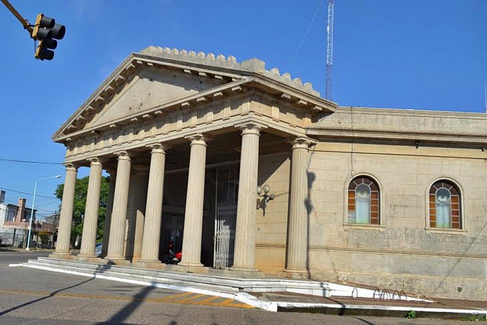 Empleados llevan adelante una asamblea en el Cementerio de Concordia