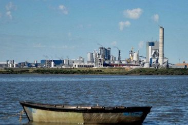 Graves denuncias referidas a la pastera que opera sobre el río Uruguay. Graves denuncias referidas a la pastera que opera sobre el río Uruguay.