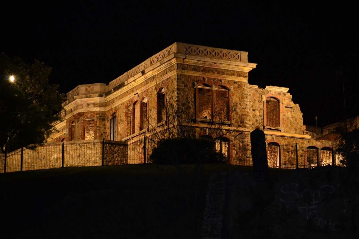 Castillo de San Carlos y la estatua del Principito que lo custodia