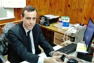 El fiscal habló - escuetamente - sobre la causa. El fiscal habló - escuetamente - sobre la causa.