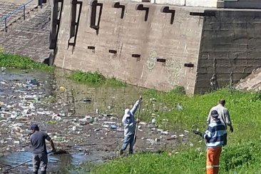 Los amabientalistas advierten sobre el estado del arroyo Manzores. Los amabientalistas advierten sobre el estado del arroyo Manzores.