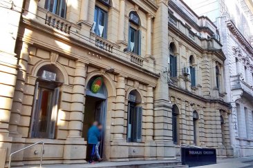 El fiscal repasó los delitos imputados al profesional. El fiscal repasó los delitos imputados al profesional.