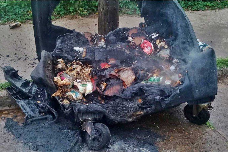 Sigue la incomprensible quema de contenedores de basura