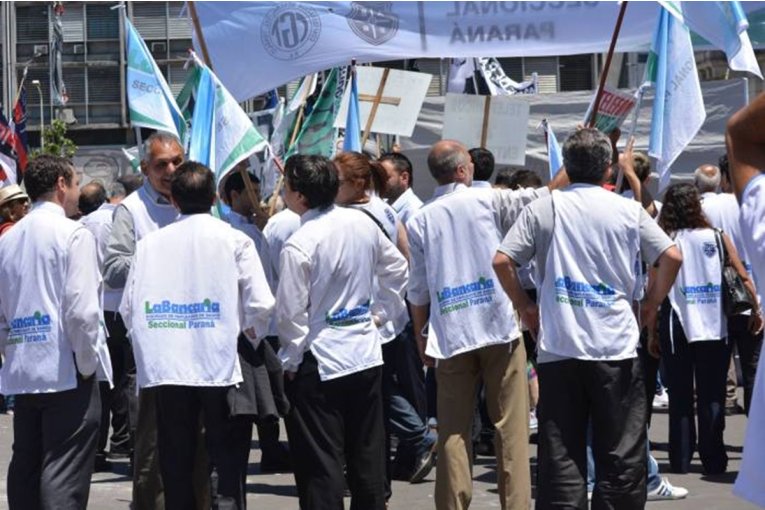 Los trabajadores bancarios llegaron a un acuerdo salarial y adem&aacute;s recibir&aacute;n un bono especial