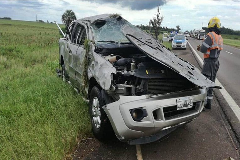 Tres heridos tras el brutal vuelco de una camioneta en la ruta 14 ...