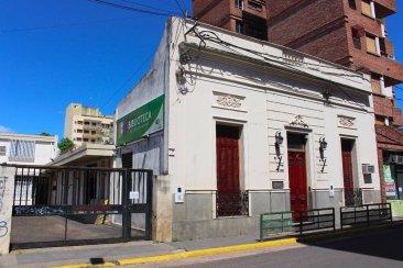 Los cursos se dictarán en la sede de la biblioteca. Los cursos se dictarán en la sede de la biblioteca.