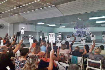 El congreso rechazó la propuesta salarial oficial. El congreso rechazó la propuesta salarial oficial.
