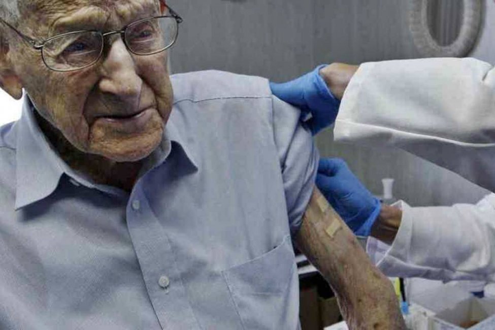 Explican cómo será la vacunación domiciliaria para mayores de 65 años