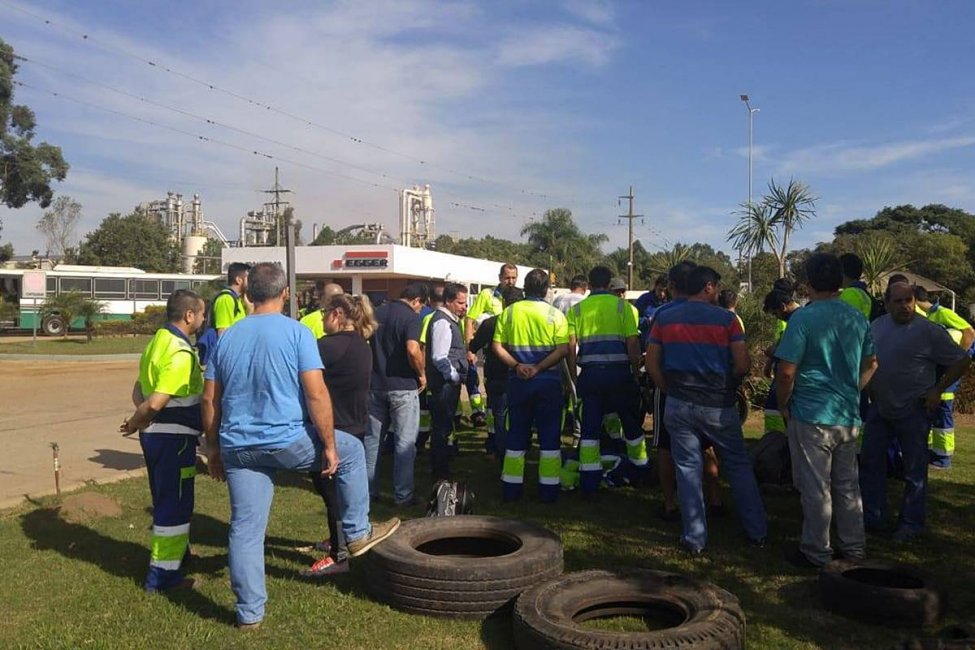 Los empleados cesanteados en Egger esperan obtener novedades este lunes