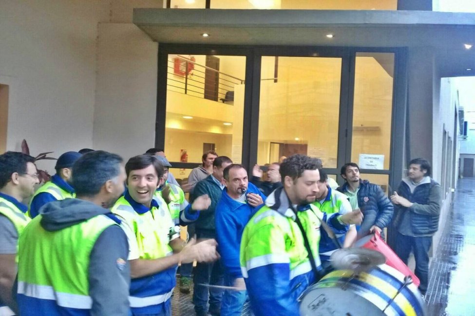 Los trabajadores despedidos de Egger sumaron un importante apoyo gremial