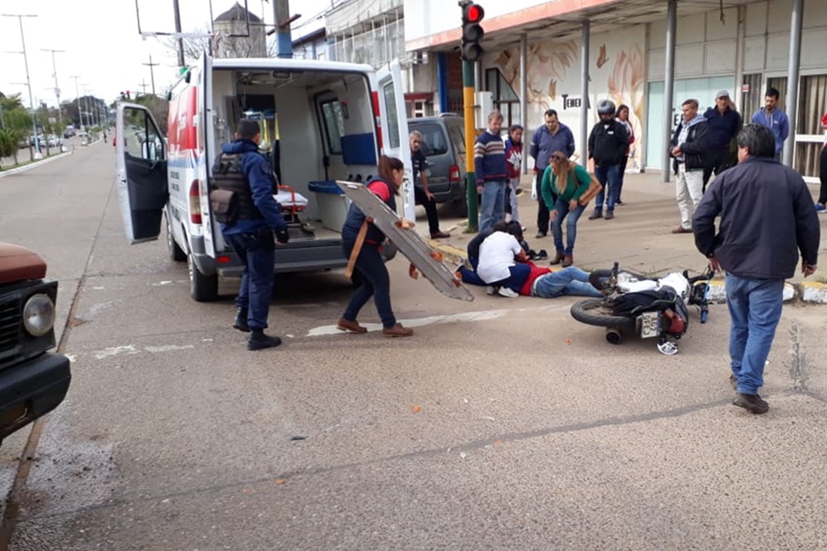 Violento choque entre una moto y una camioneta en una esquina con ...