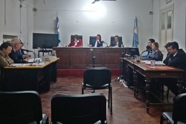 El tribunal escuchando la exposiciones de las partes El tribunal escuchando la exposiciones de las partes