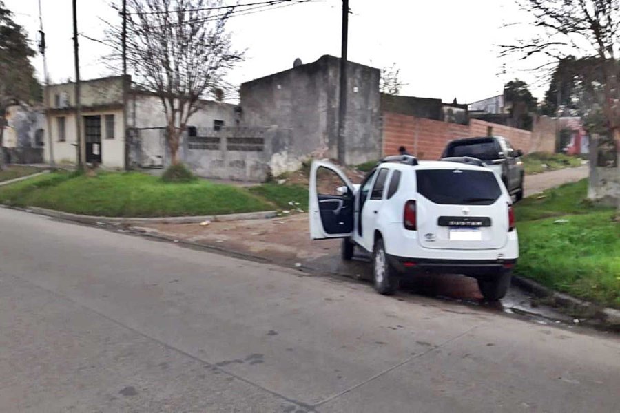 Se durmió y terminó incrustando su camioneta en el muro de una vivienda ...