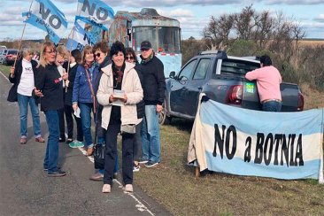 Nueva marcha contra la ex Botnia. Nueva marcha contra la ex Botnia.