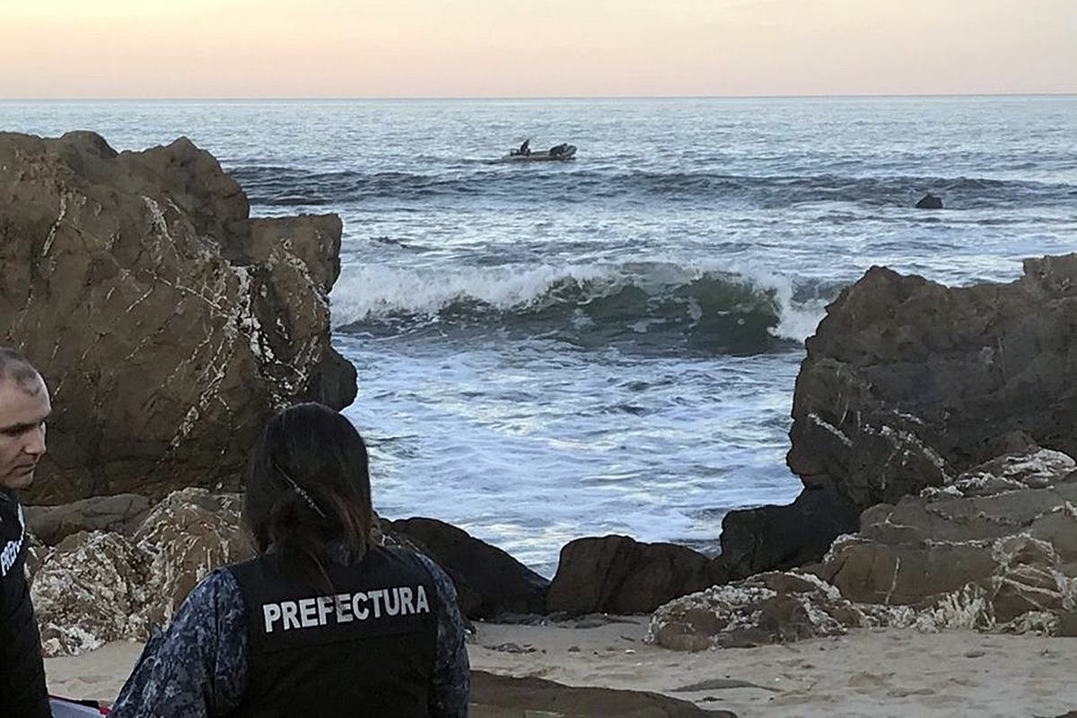 La b&uacute;squeda se realiza con ayuda de un helic&oacute;ptero y de buzos entrenados.