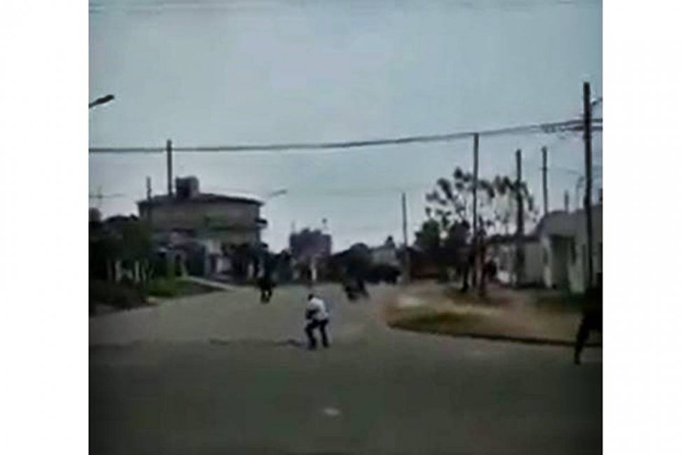 VIDEO: El momento en que la policía disparó su arma en Calle Concejal Veiga