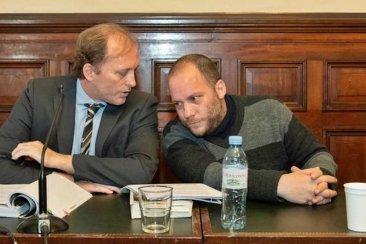 Carrasco a la derecha de la foto, escuchando a su abogado defensor Carrasco a la derecha de la foto, escuchando a su abogado defensor
