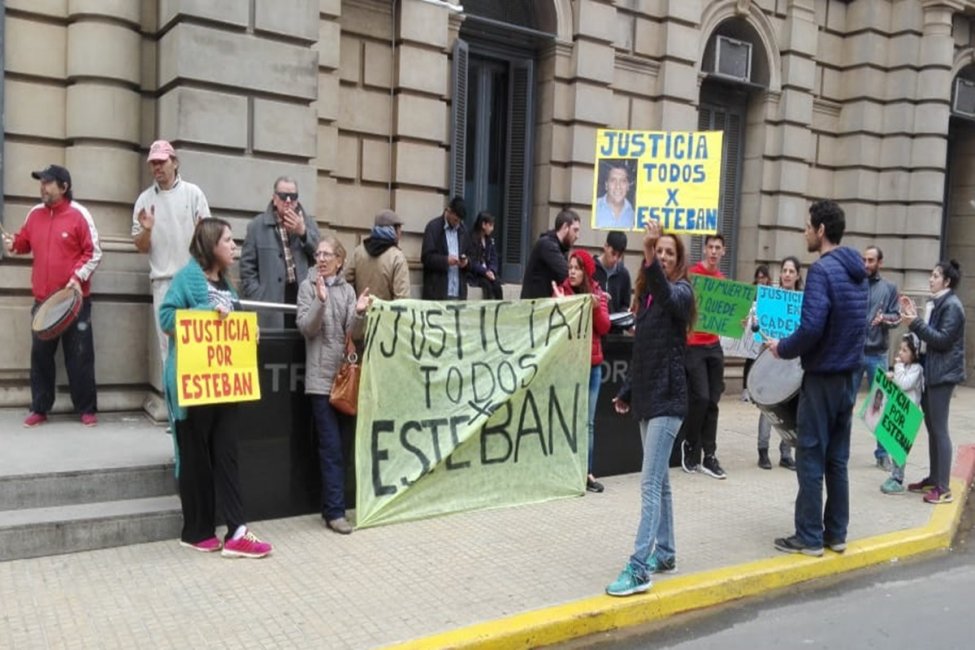 Familiares del joven asesinado en plaza Zorraquín se manifestaron en la puerta de Tribunales