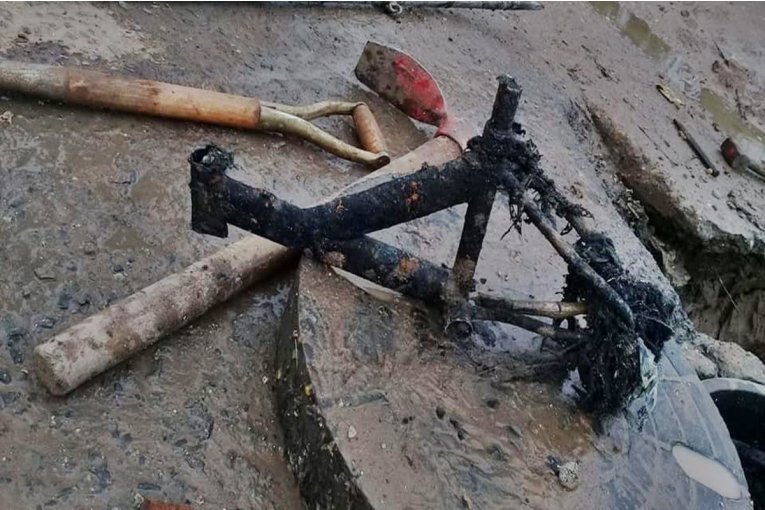 Personal del EDOS levantó una tapa y nuevamente se encontró con algo insólito