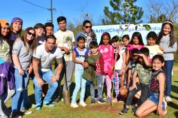 Los estudiantes aceptaron el desafío "verde" y plantaron un árbol. Los estudiantes aceptaron el desafío "verde" y plantaron un árbol.