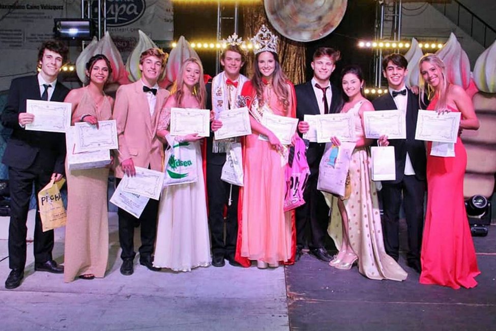 Los estudiantes coronaron nuevos reyes y eligieron las carrozas ganadoras