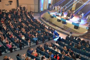 El Odeón renueva sus butacas y no proyectará pelis. El Odeón renueva sus butacas y no proyectará pelis.
