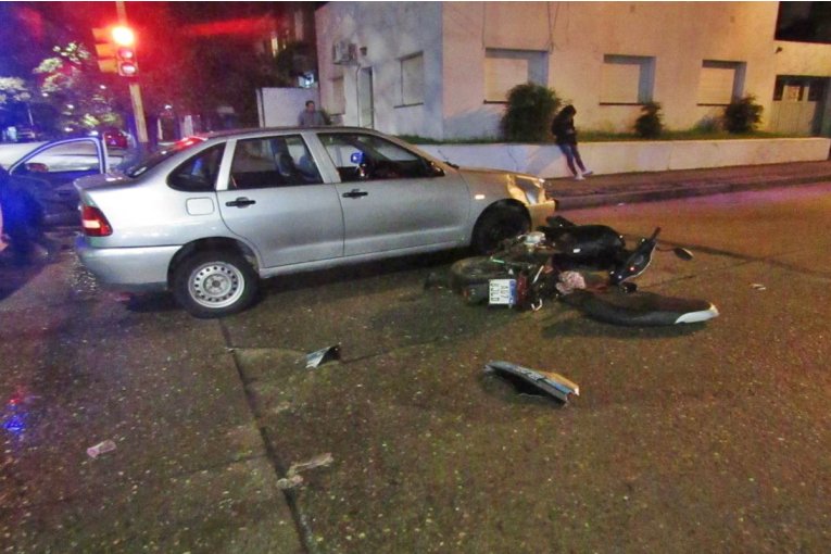 Graves lesiones luego de un violento impacto entre un auto y una moto ...