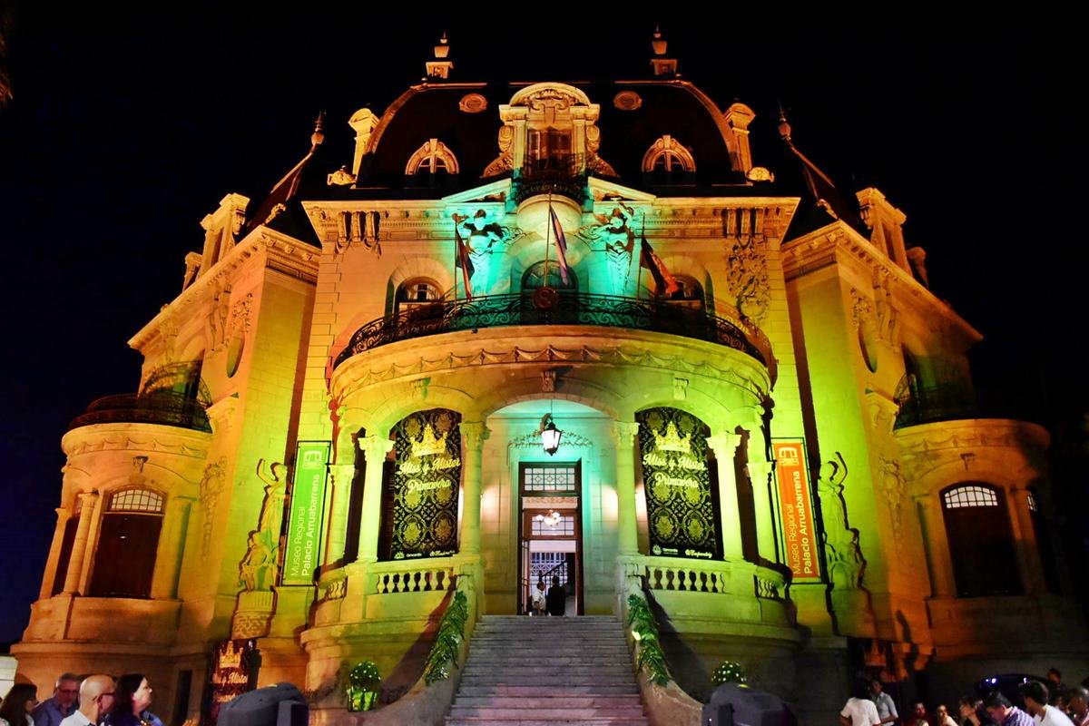 Vista nocturna del Museo Regional Palacio Arruabarrena. Vista nocturna del Museo Regional Palacio Arruabarrena.