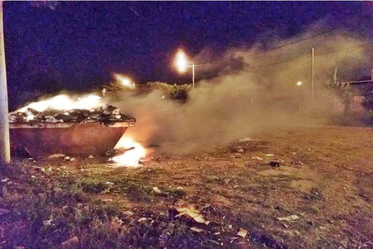 Prendieron fuego dos volquetes de residuos y los bomberos debieron actuar