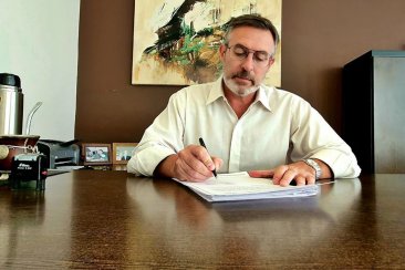 Larrarte congeló salarios a todo el funcionarado en San Salvador. Larrarte congeló salarios a todo el funcionarado en San Salvador.
